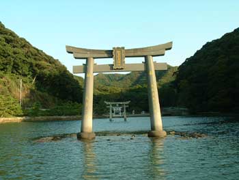 【対馬】和多都美神社「韓国人の迷惑行為は『一部』ではない。『大半』の韓国人が日本文化を軽蔑しリスペクトもない」「何十万人もの韓国人がここを訪れ不敬を働く。」