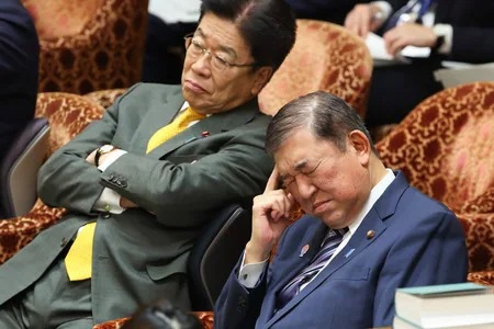 石破自民党「税収めっちゃ上振れて予算余ったから地方に配ります！公務員の給与アップに使ってね！！！」